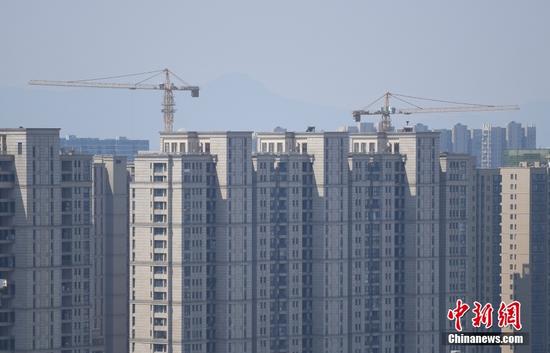5月17日，浙江杭州城北高樓林立。杭州市房地產(chǎn)市場平穩(wěn)健康發(fā)展領(lǐng)導(dǎo)小組辦公室17日發(fā)布《關(guān)于進(jìn)一步促進(jìn)房地產(chǎn)市場平穩(wěn)健康發(fā)展的通知》，從優(yōu)化二手住房交易政策、完善稅收調(diào)節(jié)、更好滿足三孩家庭購房需求等方面進(jìn)一步完善房地產(chǎn)市場調(diào)控。其中明確，符合條件的三孩家庭，在杭州本市限購范圍內(nèi)限購的住房套數(shù)增加1套。 <a target='_blank' href='/'>中新社</a>記者 王剛 攝