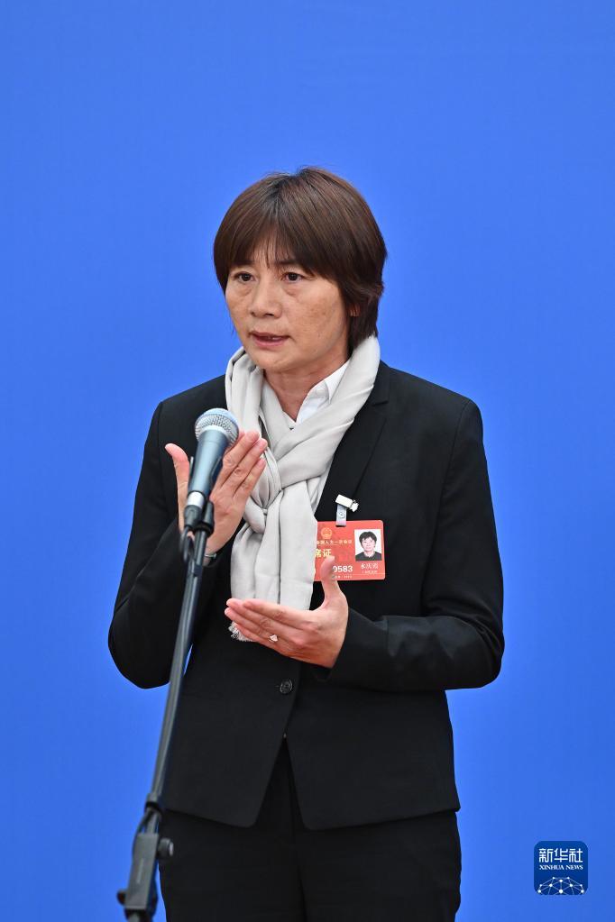 3月5日，第十四屆全國人民代表大會第一次會議舉行首場“代表通道”采訪活動。這是全國人大代表水慶霞接受媒體采訪。（圖源：新華社）