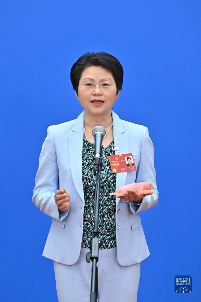 3月5日，第十四屆全國人民代表大會第一次會議舉行首場“代表通道”采訪活動。這是全國人大代表侯蓉接受媒體采訪。（圖源：新華社）