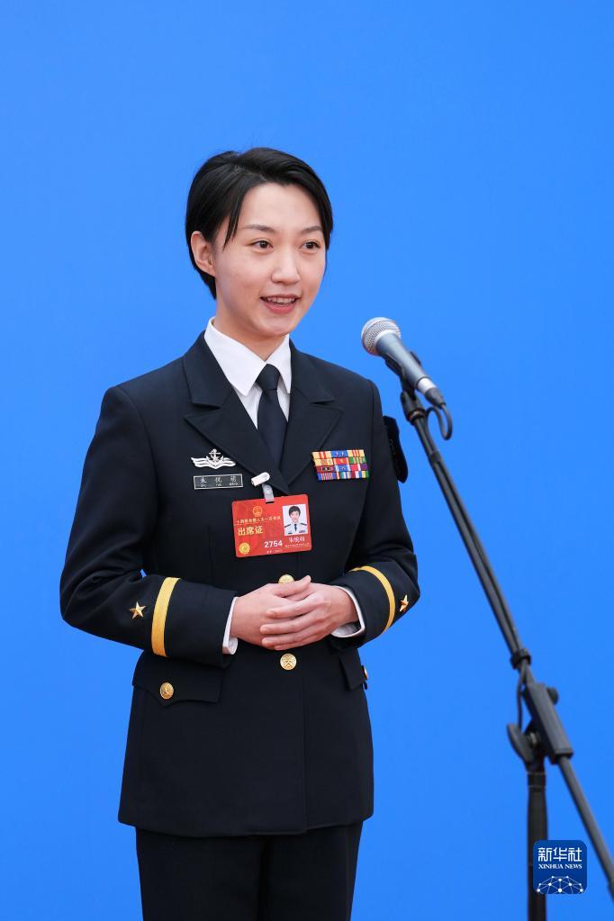 3月5日，第十四屆全國人民代表大會第一次會議舉行首場“代表通道”采訪活動。這是全國人大代表朱悅萌接受媒體采訪。（圖源：新華社）