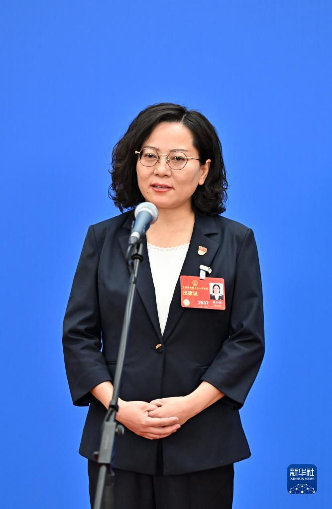3月7日，第十四屆全國人民代表大會第一次會議舉行第二場“代表通道”采訪活動。這是全國人大代表劉小蓉接受媒體采訪。（圖源：新華社）