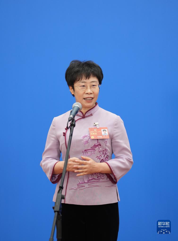 3月4日，全國政協(xié)十四屆一次會議首場“委員通道”集體采訪活動在北京人民大會堂新聞發(fā)布廳舉行。這是全國政協(xié)委員蒙曼接受媒體采訪。（圖源：新華社）