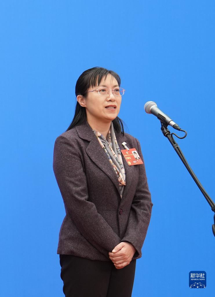 3月4日，全國政協(xié)十四屆一次會議首場“委員通道”集體采訪活動在北京人民大會堂新聞發(fā)布廳舉行。這是全國政協(xié)委員楊洋接受媒體采訪。（圖源：新華社）