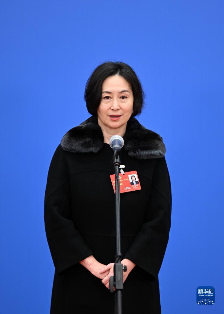 3月7日，全國政協(xié)十四屆一次會議第二場“委員通道”集體采訪活動在北京人民大會堂新聞發(fā)布廳舉行。這是全國政協(xié)委員何超瓊接受媒體采訪。（圖源：新華社）