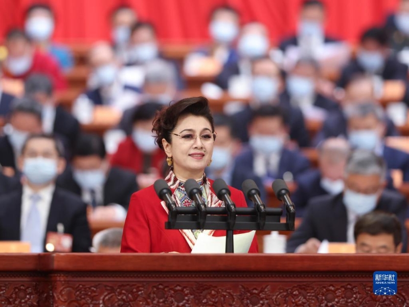 3月7日，全國政協(xié)十四屆一次會議在北京人民大會堂舉行第二次全體會議。這是迪麗娜爾·阿布拉委員作大會發(fā)言。（圖源：新華社）