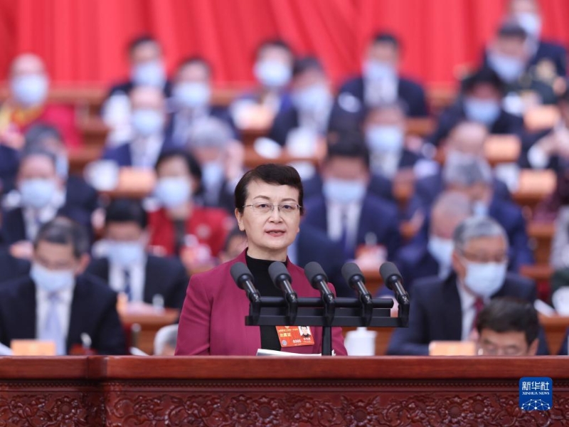 3月7日，全國政協(xié)十四屆一次會議在北京人民大會堂舉行第二次全體會議。這是李瑪琳委員代表民進中央作大會發(fā)言。（圖源：新華社）