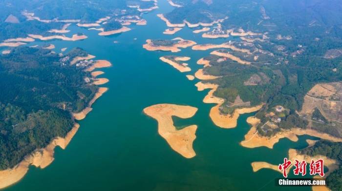 資料圖：航拍廣西梧州市蒼梧縣梨埠鎮(zhèn)爽島水庫，水清岸綠，河暢景美，宛如畫卷。何華文 攝