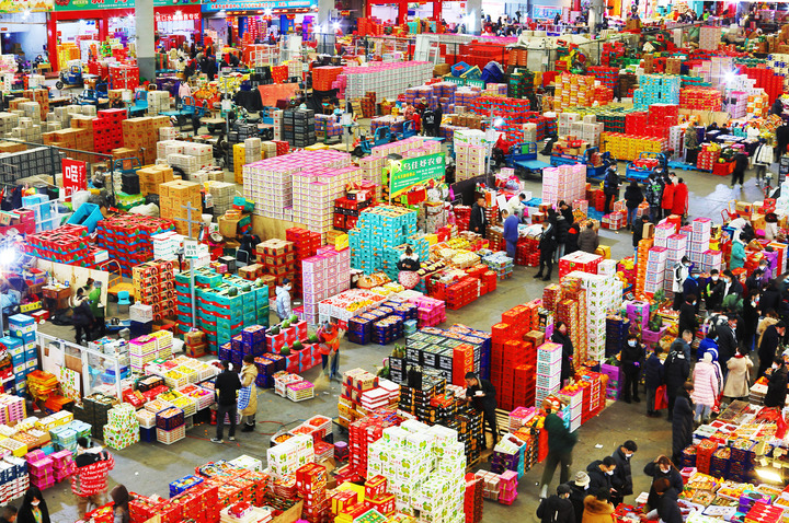 1月17日，消費(fèi)者在浙江義烏果品市場(chǎng)采購(gòu)年貨。（圖源：新華社）