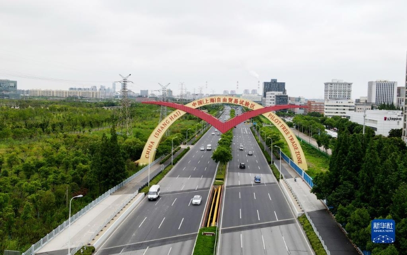 位于上海外高橋保稅區(qū)的中國(guó)（上海）自由貿(mào)易試驗(yàn)區(qū)標(biāo)志“海鷗門”。（圖源：新華社）