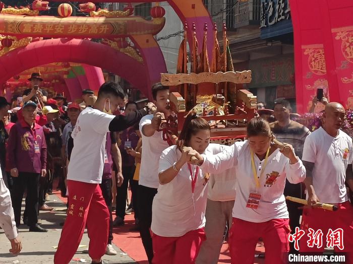 現(xiàn)場舉行盛大的龍藝陣、獅陣、鼓樂陣等踩街活動?！×握涿?攝