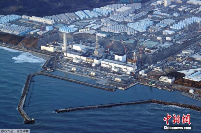 當(dāng)?shù)貢r間3月16日晚，日本本州東岸海域接連發(fā)生兩次強震，多地大規(guī)模停電震感強烈。日本共同社消息稱，在此次地震中福島第一核電站輻射數(shù)值未發(fā)生異常。圖為當(dāng)?shù)貢r間3月17日，地震發(fā)生后航拍福島第一核電站。
