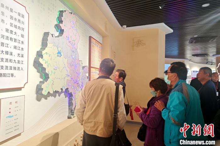 臺胞參觀泉州市水利文化展覽館。　吳冠標 攝