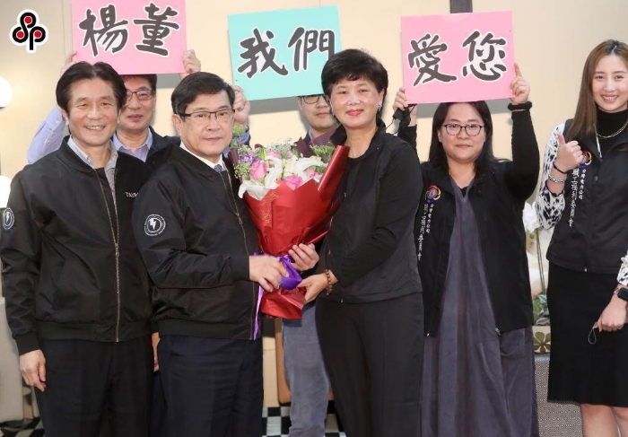 臺(tái)電8日舉行卸新任董事長(zhǎng)、總經(jīng)理交接典禮，卸任董事長(zhǎng)楊偉甫
