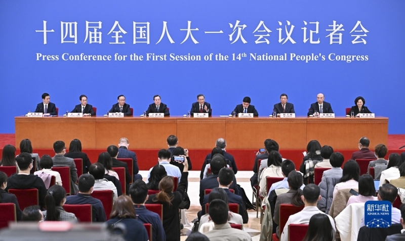 3月13日，十四屆全國人大一次會(huì)議在北京人民大會(huì)堂舉行記者會(huì)，國務(wù)院總理李強(qiáng)應(yīng)大會(huì)發(fā)言人王超的邀請出席記者會(huì)，并回答中外記者提問。國務(wù)院副總理丁薛祥、何立峰、張國清、劉國中參加。新華社記者 李鑫 攝