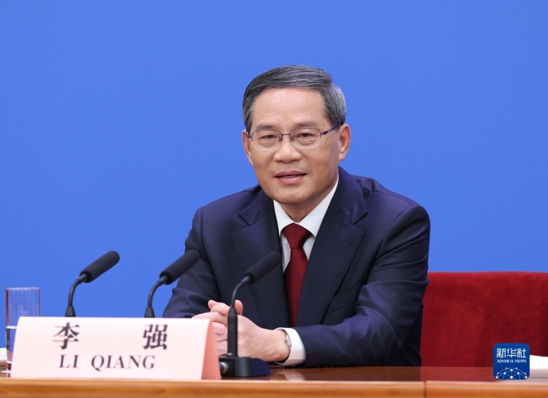 3月13日，十四屆全國人大一次會(huì)議在北京人民大會(huì)堂舉行記者會(huì)，國務(wù)院總理李強(qiáng)應(yīng)大會(huì)發(fā)言人王超的邀請出席記者會(huì)，并回答中外記者提問。國務(wù)院副總理丁薛祥、何立峰、張國清、劉國中參加。這是李強(qiáng)回答記者提問。新華社記者 劉彬 攝