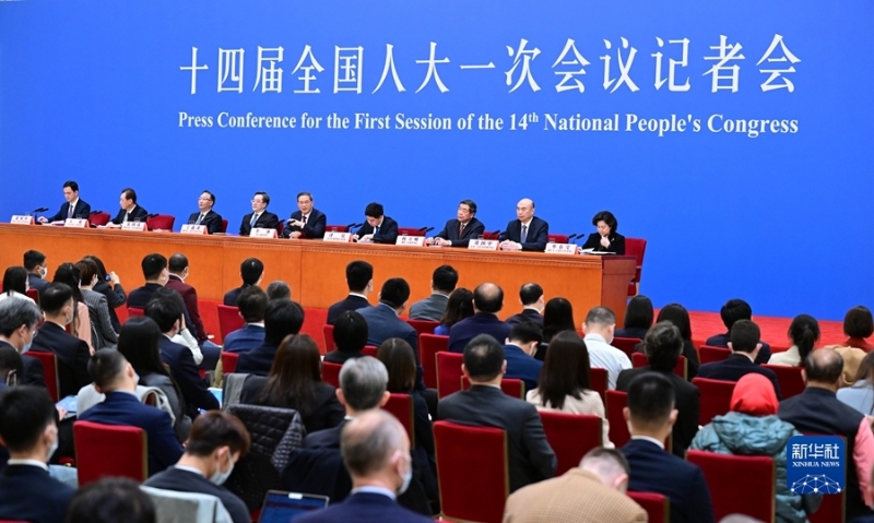 3月13日，十四屆全國人大一次會(huì)議在北京人民大會(huì)堂舉行記者會(huì)，國務(wù)院總理李強(qiáng)應(yīng)大會(huì)發(fā)言人王超的邀請出席記者會(huì)，并回答中外記者提問。國務(wù)院副總理丁薛祥、何立峰、張國清、劉國中參加。新華社記者 翟健嵐 攝