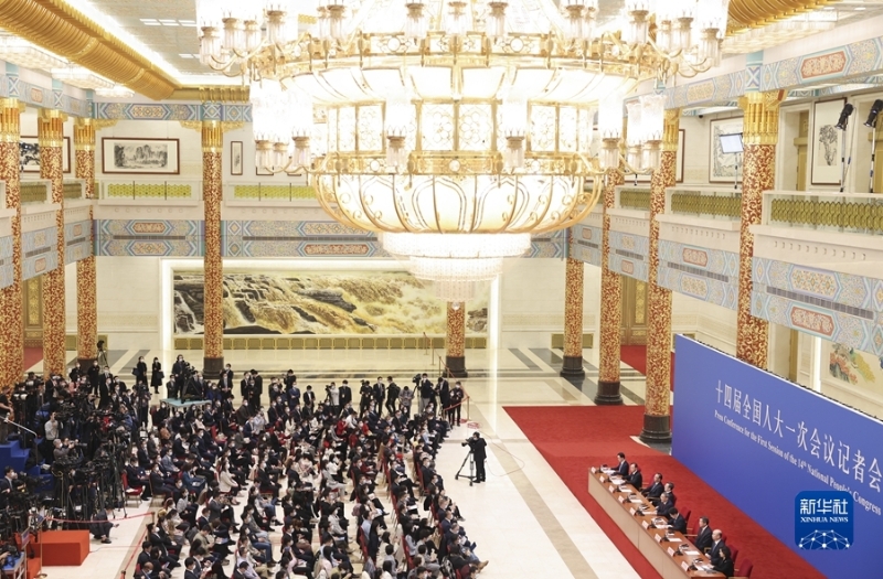 3月13日，十四屆全國人大一次會(huì)議在北京人民大會(huì)堂舉行記者會(huì)，國務(wù)院總理李強(qiáng)應(yīng)大會(huì)發(fā)言人王超的邀請出席記者會(huì)，并回答中外記者提問。國務(wù)院副總理丁薛祥、何立峰、張國清、劉國中參加。新華社記者 劉彬 攝