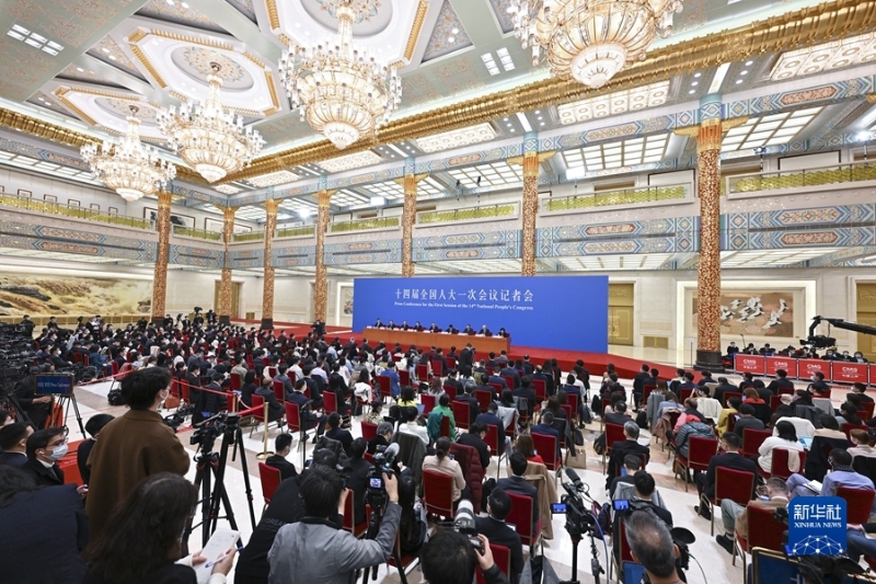 3月13日，十四屆全國人大一次會(huì)議在北京人民大會(huì)堂舉行記者會(huì)，國務(wù)院總理李強(qiáng)應(yīng)大會(huì)發(fā)言人王超的邀請出席記者會(huì)，并回答中外記者提問。國務(wù)院副總理丁薛祥、何立峰、張國清、劉國中參加。新華社記者 岳月偉 攝