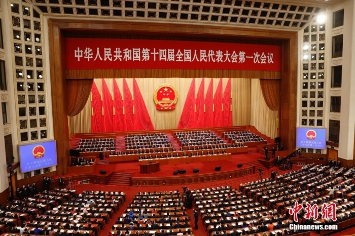 3月13日，十四屆全國(guó)人大一次會(huì)議在北京人民大會(huì)堂舉行閉幕會(huì)。<a target='_blank' href='/'>中新社</a>記者 韓海丹 攝