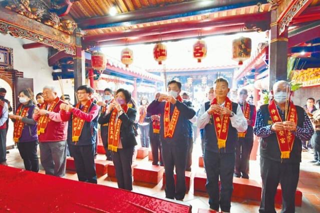 彰化縣長王惠美及縣內共13媽祖廟的主委，14日齊聚在爐主宮廟二林仁和宮，擲筊請示舉辦“2023年彰化縣媽祖祈福文化節(jié)”的吉日。（圖源：臺灣“中時新聞網”）
