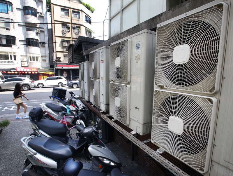 臺(tái)灣第二核能發(fā)電廠2號(hào)機(jī)14日期滿除役，外界擔(dān)心影響供電。圖為一位民眾走過成排的冷氣室外機(jī)。（圖源：臺(tái)灣“中時(shí)新聞網(wǎng)”）