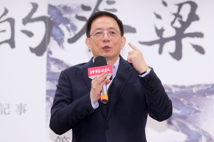 前臺大校長管中閔與知名作家楊渡合作撰寫《大學(xué)的脊梁：臺大校長遴選事件與管中閔心情記事》，記錄2018年臺大校長遴選事件過程。（資料照,黃世麒攝）