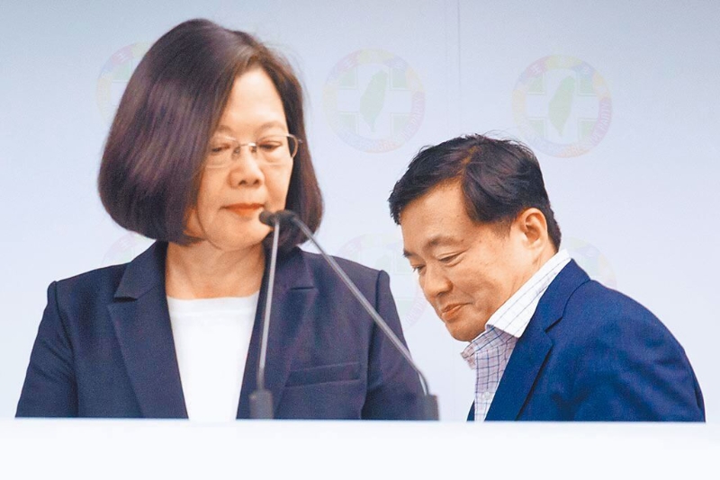 臺灣地區(qū)領導人蔡英文(左)與前民進黨秘書長洪耀福(右)。（圖源：臺灣“中時新聞網(wǎng)”）