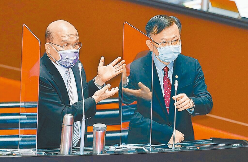 臺當局前行政機構負責人蘇貞昌（左）與臺當局“通訊傳播委員會”負責人陳耀祥（右）。（圖源：臺灣“中時新聞網(wǎng)”）