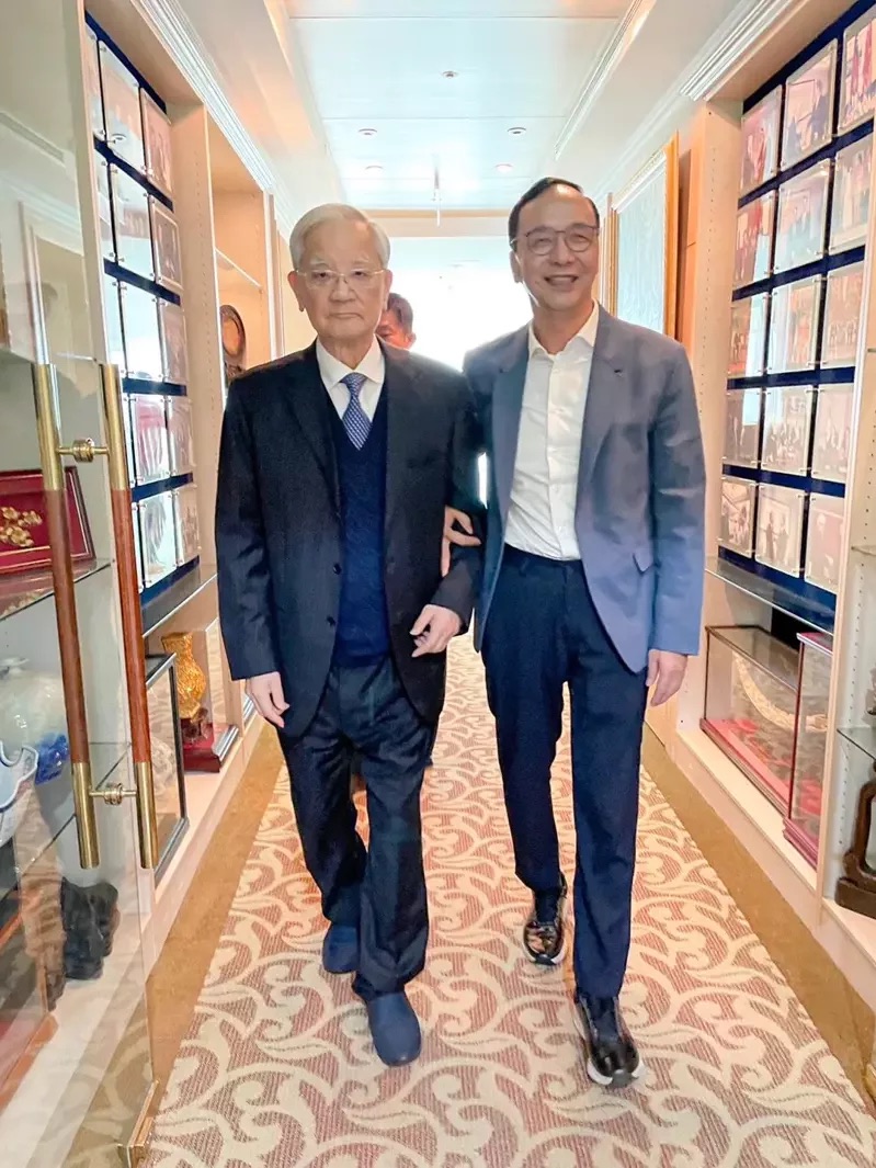 國民黨主席朱立倫（右）與國民黨前主席連戰(zhàn)（左）。（圖源：臺灣《聯(lián)合報(bào)》）
