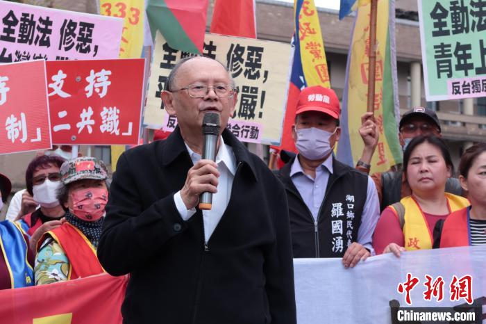 3月16日，臺(tái)灣多個(gè)民間團(tuán)體抗議民進(jìn)黨當(dāng)局“全民防衛(wèi)動(dòng)員準(zhǔn)備法”修法。圖為臺(tái)灣統(tǒng)一聯(lián)盟黨主席戚嘉林?！砂逗推桨l(fā)展論壇供圖