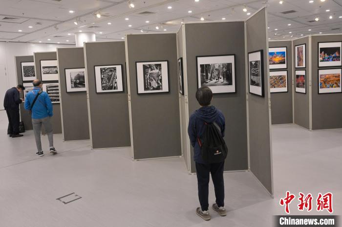 參觀者觀賞攝影聯(lián)展。　陳永諾 攝