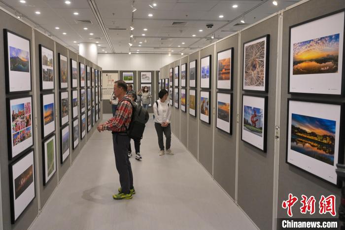 參觀者觀賞攝影聯(lián)展作品?！￡愑乐Z 攝