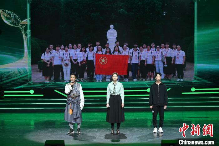啟動儀式上，受助大學(xué)生講述成長故事?！∷位鶗﹫D