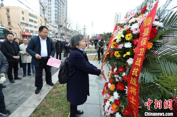 王銘章將軍兒媳白光蓮女士整理花籃緞帶?！≤囄募?攝