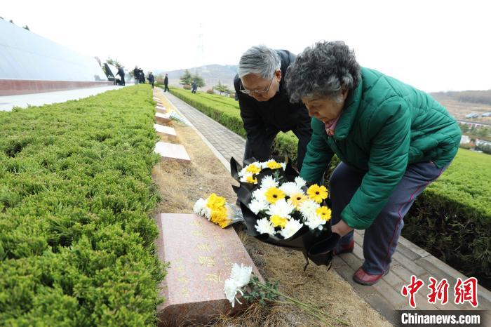 參戰(zhàn)將士后人紛紛手捧鮮花，分別進(jìn)行祭奠憑吊。　陳濤 攝