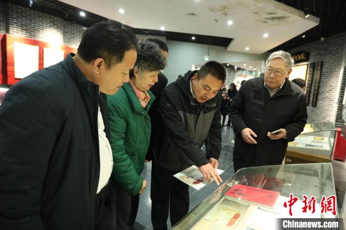參加活動(dòng)人員參觀魯南人民抗日武裝起義紀(jì)念館?！≤囄募?攝