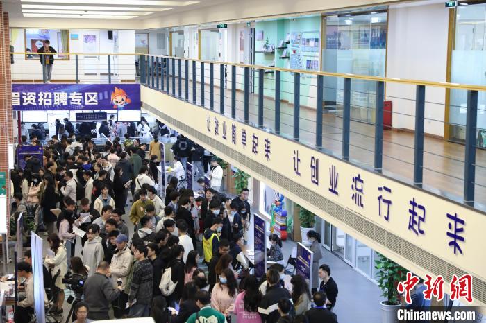 圖為成渝地區(qū)雙城經(jīng)濟(jì)圈軟件和信息服務(wù)業(yè)專(zhuān)場(chǎng)招聘現(xiàn)場(chǎng)?！≈貞c人社供圖