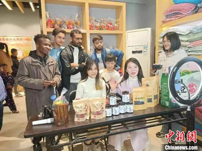 圖為留學生參觀裴寨社區(qū)的電商?！⊥趿崃?攝