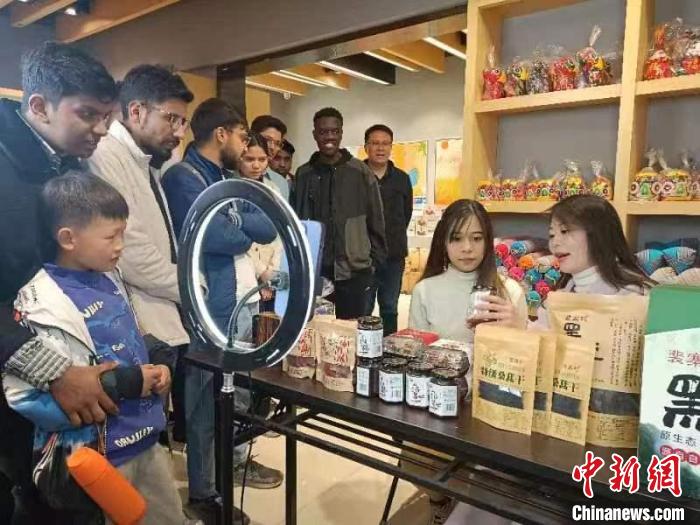 圖為留學生參觀裴寨社區(qū)的電商?！⊥趿崃?攝