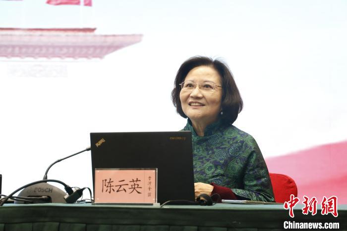 圖為全國人大代表、全國臺聯(lián)副會長陳云英介紹臺灣團(tuán)代表在十四屆全國人大一次會議期間的履職情況?！≈熨R 攝