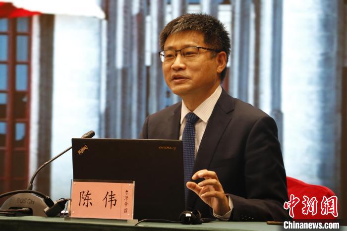 圖為全國政協(xié)委員、臺盟北京市委會專職副主委陳偉介紹全國政協(xié)十四屆一次會議臺盟、臺聯(lián)界委員的參會情況?！≈熨R 攝