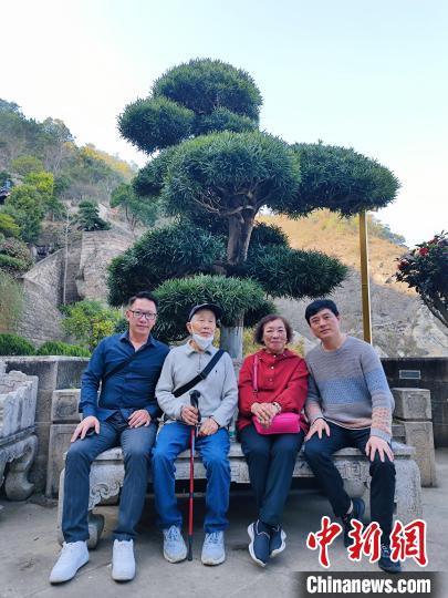張香娟(右二)與親人留影。　溫嶺臺辦供圖