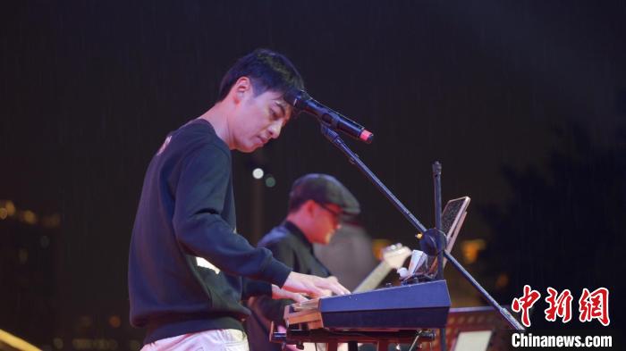 圖為“閩江之心”兩岸街頭文藝活動(dòng)，臺(tái)胞張家豪在表演。　顏偉雄 攝