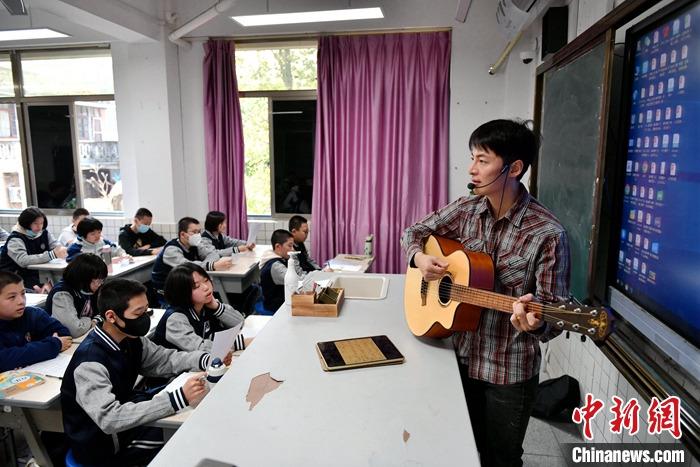 圖為3月16日，張家豪在福建福州延安中學(xué)教學(xué)。 <a target='_blank' href='/'>中新社</a>記者 呂明 攝