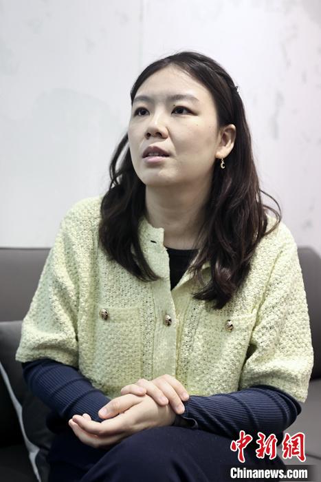出身于臺(tái)灣食品制造世家的“80后”臺(tái)青湯雯喻，已扎根北京23年，如今正以創(chuàng)新發(fā)展的方式致力于打造烘焙甜品“百年老店”。圖為3月3日，湯雯喻在北京接受記者采訪(fǎng)。