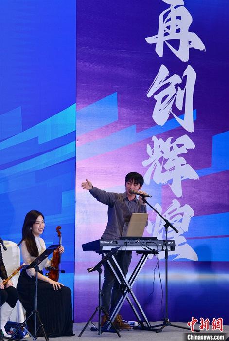 圖為3月9日，福建福州，張家豪(右)與林佳臻在臺上演出。 <a target='_blank' href='/'>中新社</a>記者 呂明 攝