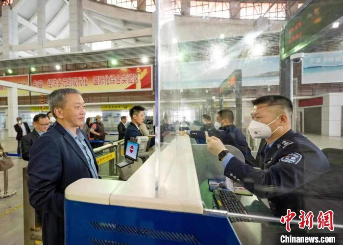 平潭邊檢站民警對臺商辦理出入境邊防檢查手續(xù)進行演練?！∏f敏全 攝