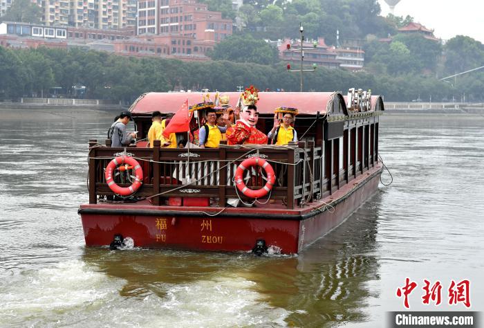 兩岸青年從福州市臺江區(qū)三通橋頭出發(fā)，乘坐閩江福船，賜福兩岸?！蚊?攝
