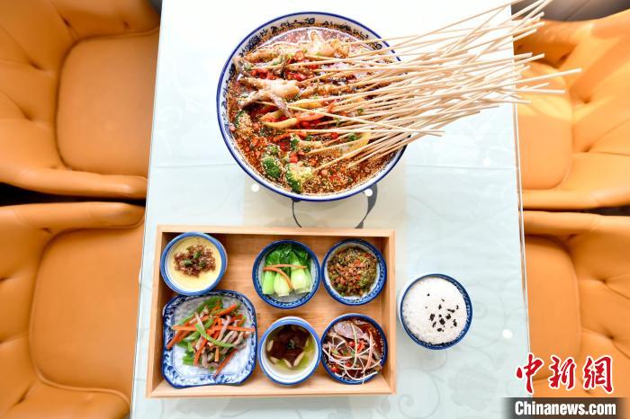 圖為“熊貓專列”上的成都特色美食?！『緩?攝