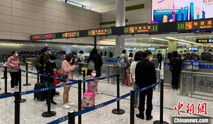 10余家航司36架次客運航班(含公務機)列入當日出入境航班計劃。　上海邊檢總站供圖